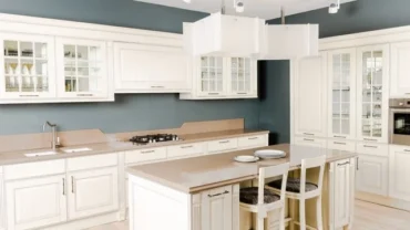 6 Decorative Color Ideas to Jazz Up a Kitchen With Neutral Cabinets