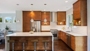 How to Decorate a Kitchen with Oak Cabinets